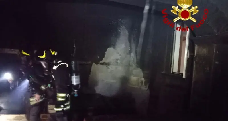 Incendio in una casa a Nuoro, 49enne perde la vita