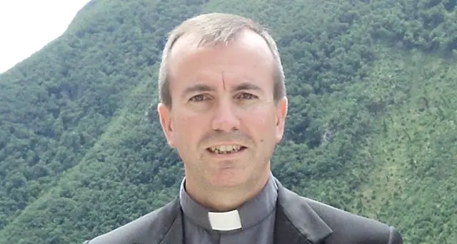 Padre Paolo Contini celebra la messa dopo la mezzanotte, fine lockdown con i fedeli. VIDEO
