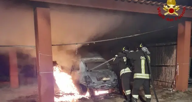 Auto in fiamme in un camping a Valledoria