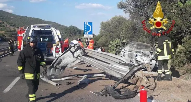 Violento incidente sulla SS 131 DCN: famiglia finisce all’ospedale