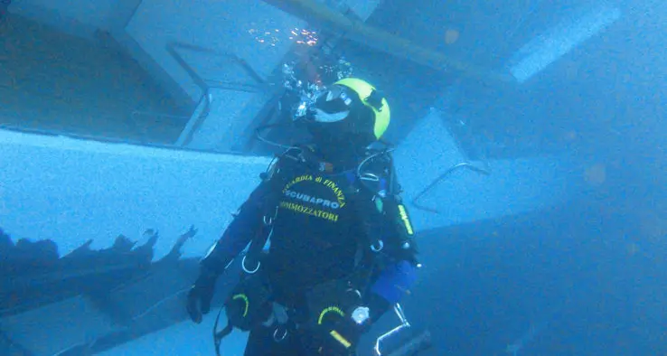 Concordia. Sub muore sotto il relitto mentre lavorava per la rimozione