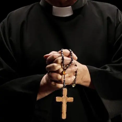 Clochard colpito con un'ascia e bruciato vivo da un prete: orrore in Polonia