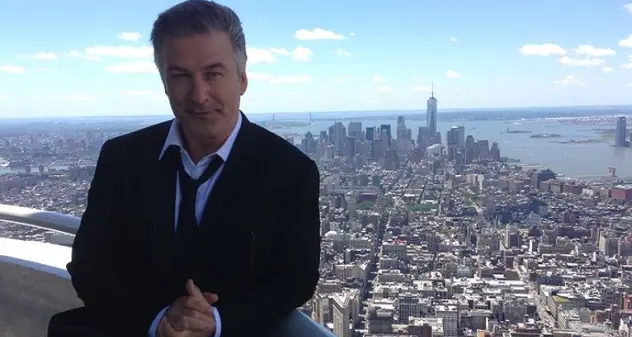 Tragedia sul set del film Rust: Alec Baldwin spara e uccide direttrice di fotografia, ferito regista