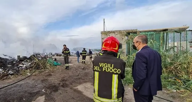Cagliari. Baraccopoli in fiamme, Truzzu: \"Troveremo responsabili, pacchia finita\"