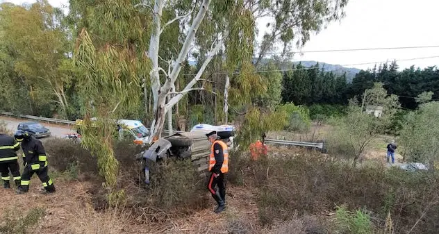 San Vito. Abbatte il guard rail e finisce con l’auto fuori strada: grave un giovane