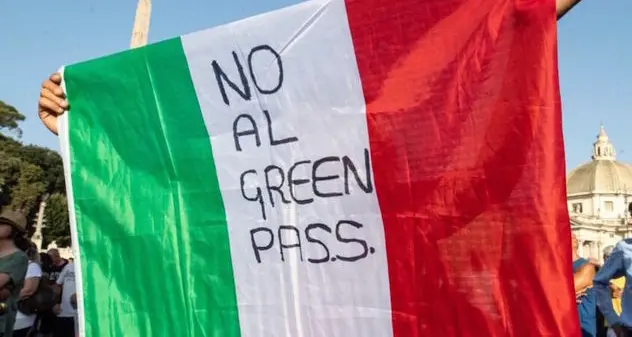 Al corteo no pass di Milano un arresto e 74 denunce