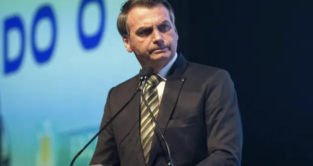 Bolsonaro: \"Vaccinati più esposti a Aids\". Facebook rimuove il video