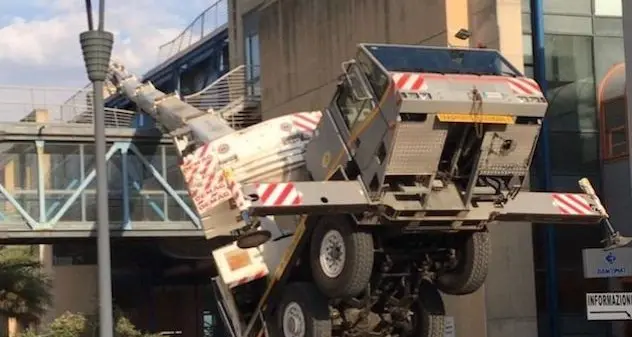 Monserrato. Paura alla Cittadella universitaria, cade una gru