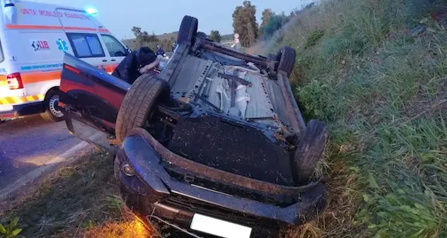 Si scontrano in fase di sorpasso: un'auto si ribalta. Tre feriti