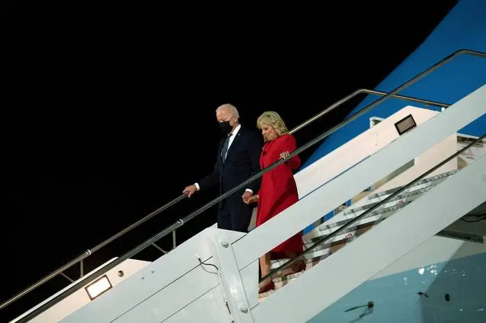 US President Joe Biden (L) and US First Lady Jill Biden disembark from Air Force One upon arrival at Rome Fiumicino International Airport, early on October 29, 2021, in Rome, Italy. - US President Joe Biden arrived early on October 29 in Rome, where he will take part in the G20 summit -- the first in-person gathering since the pandemic began -- before heading to Glasgow for the COP26 climate summit. (Photo by Brendan Smialowski / AFP)