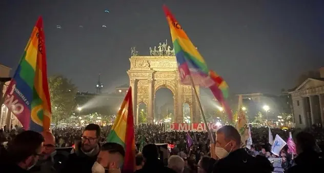 A Milano in 10mila all'Arco della Pace contro stop al Ddl Zan