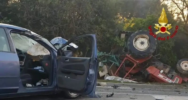 Scontro tra un’auto e un trattore a Serramanna, conducenti in ospedale