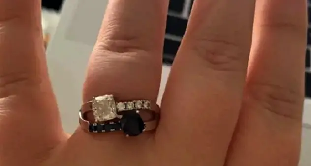 Lui le regala 9mila euro di anello. Lei si sfoga sui social: \"Lo odio\", e la coppia si lascia
