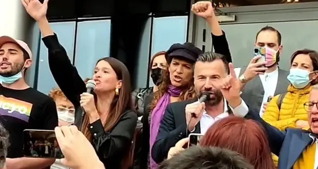 Alessandro Zan a Cagliari con manifestanti per protesta contro Senato: \"Quelle urla non ci rappresentano\"