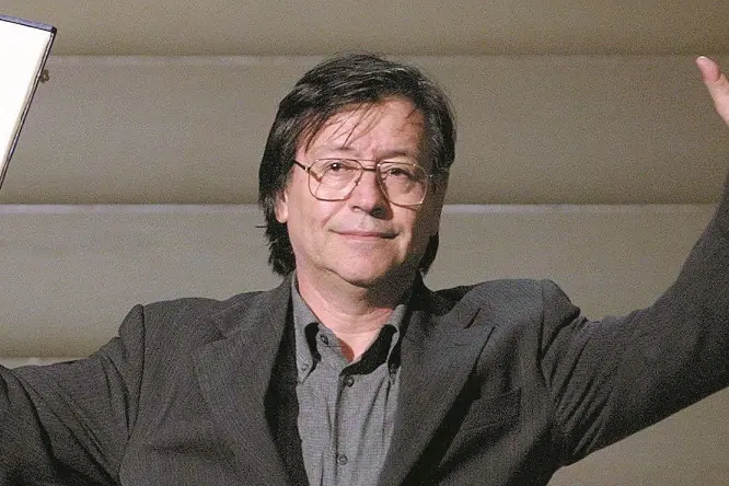 Chilean director Orlando Lubbert shows the Concha de Oro \"Golden Shell\", for his film \"Taxi para tres\" (\"Taxi for Three\") during the closing ceremony of the 49th San Sebastian Film Festival celebrated at Kuursal Palace in San Sebastian late 29 September 2001. AFP PHOTO/RAFA RIVAS