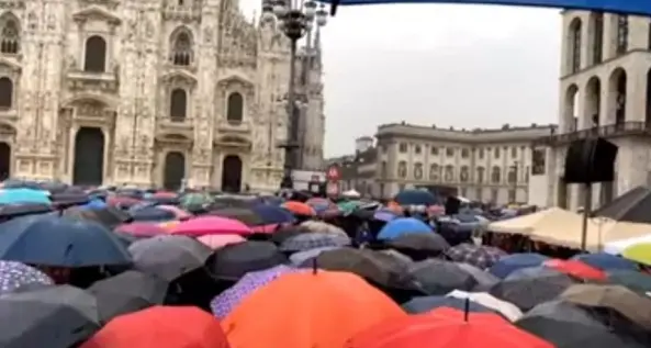 Protesta No Green pass a Milano: calci e sputi a giornalista La7