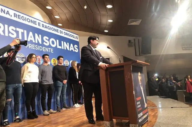 Un momento del comizio finale del candidato governatore del centrodestra, Christian Solinas, per le regionali in Sardegna, 22 febbraio 2019.\\nANSA/STEFANO AMBU