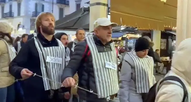 Protesta choc a Novara. No Green pass come prigionieri dei lager