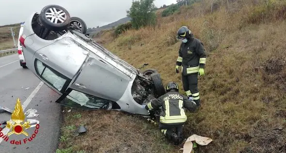 Ploaghe. Perde il controllo dell'auto e si ribalta, ferito il conducente