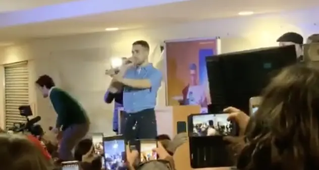 A Nuoro tutti pazzi per Mahmood. VIDEO