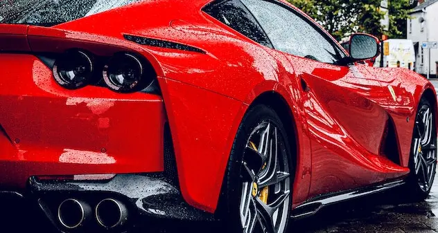 Percepiva il reddito di cittadinanza, ma aveva la Ferrari