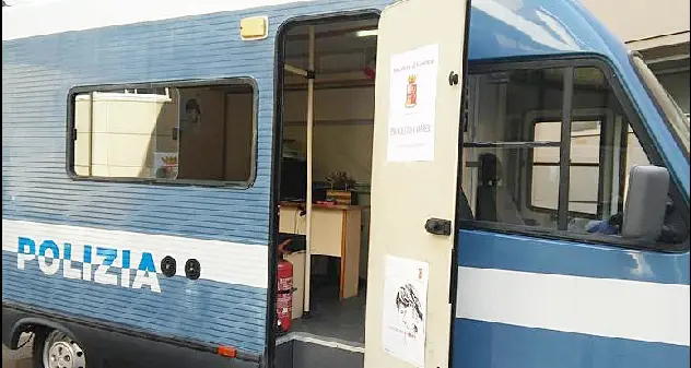 Meno mimose e meno cortei, l’8 marzo c’è il camper della Polizia di Stato