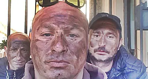 Ex operai DeVizia si pitturano il viso di nero: “Ora ci daranno i 35 euro al giorno?”