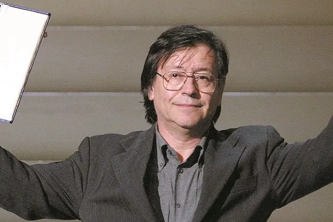 Chilean director Orlando Lubbert shows the Concha de Oro \"Golden Shell\", for his film \"Taxi para tres\" (\"Taxi for Three\") during the closing ceremony of the 49th San Sebastian Film Festival celebrated at Kuursal Palace in San Sebastian late 29 September 2001. AFP PHOTO/RAFA RIVAS