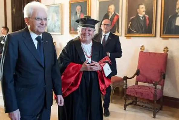 Il Presidente Sergio Mattarella al suo arrivo a Cagliari in occasione della cerimonia di inaugurazione dell?Anno accademico 2017/2018 dell?Universit\\u00E0 degli Studi di Cagliari con il Magnifico Rettore Maria Del Zompo a Cagliari, 2 ottobre 2017.\\nANSA/ Ufficio stampa Quirinale / Giandotti +++ ANSA PROVIDES ACCESS TO THIS HANDOUT PHOTO TO BE USED SOLELY TO ILLUSTRATE NEWS REPORTING OR COMMENTARY ON THE FACTS OR EVENTS DEPICTED IN THIS IMAGE; NO ARCHIVING; NO LICENSING +++ 