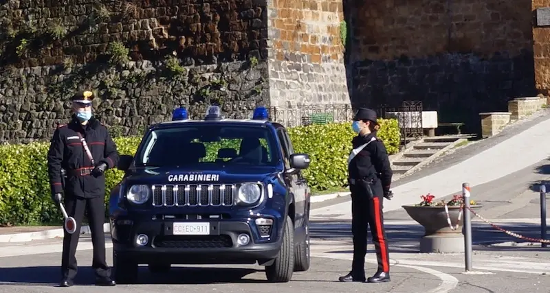 Guida in stato di ebrezza e si schianta contro un’auto parcheggiata