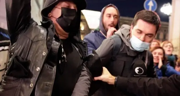 Botte e insulti a giornalista durante manifestazione No green pass Milano