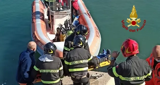 Cade tra gli scogli a Giorgino, soccorso dai Vigili del fuoco