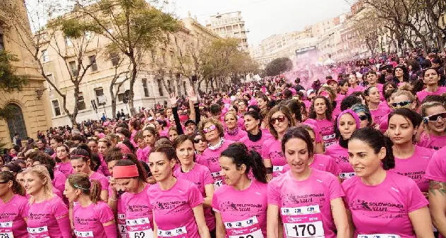 L’esercito delle 'donne in rosa', la SoloWomenRun batte ogni record di presenze