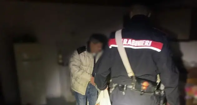 Alà dei Sardi. Senza luce in casa e senza soldi per mangiare: chiede aiuto ai carabinieri