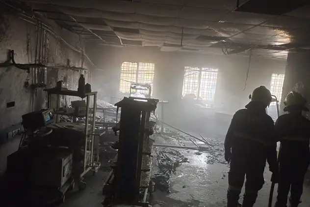 epa09568331 Fire officials inspect the burnt intensive care unit (ICU) ward for Covid patients at Civil hospital in Ahmednagar, Maharashtra, India, 06 November 2021.  Eleven patients died and seven others were injured after a fire broke out in the ICU unit in the hospital, said the deputy director of the state health department.  EPA/DATTA G INGALE