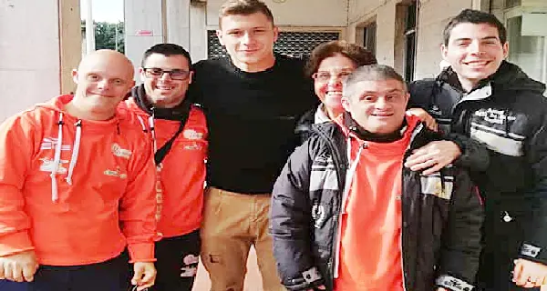 Barella e i campioncini della Polisportiva Olimpia Onlus: al bar Mariuccia si fa festa