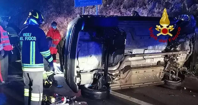 Sarroch. Auto si schianta sul guardrail e si ribalta: paura per una ragazza