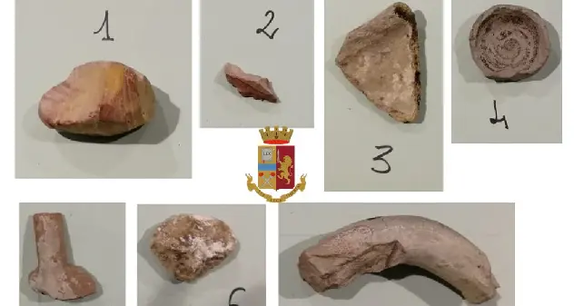 Turista lombarda nei guai: i poliziotti scoprono i reperti archeologici nel suo bagaglio