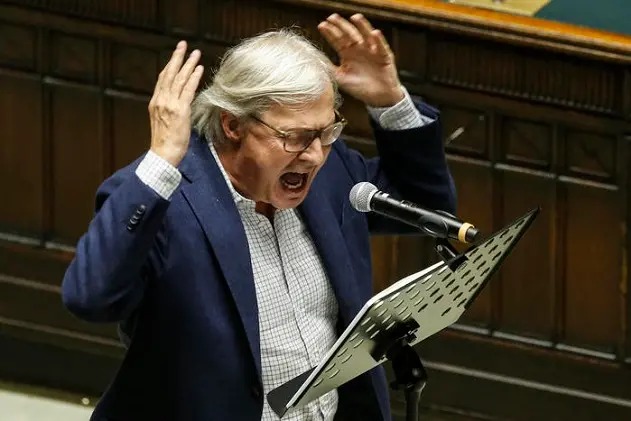 Vittorio Sgarbi alla Camera dei Deputati durante il voto sul Dl agosto, Roma,  12 ottobre 2020. ANSA/FABIO FRUSTACI