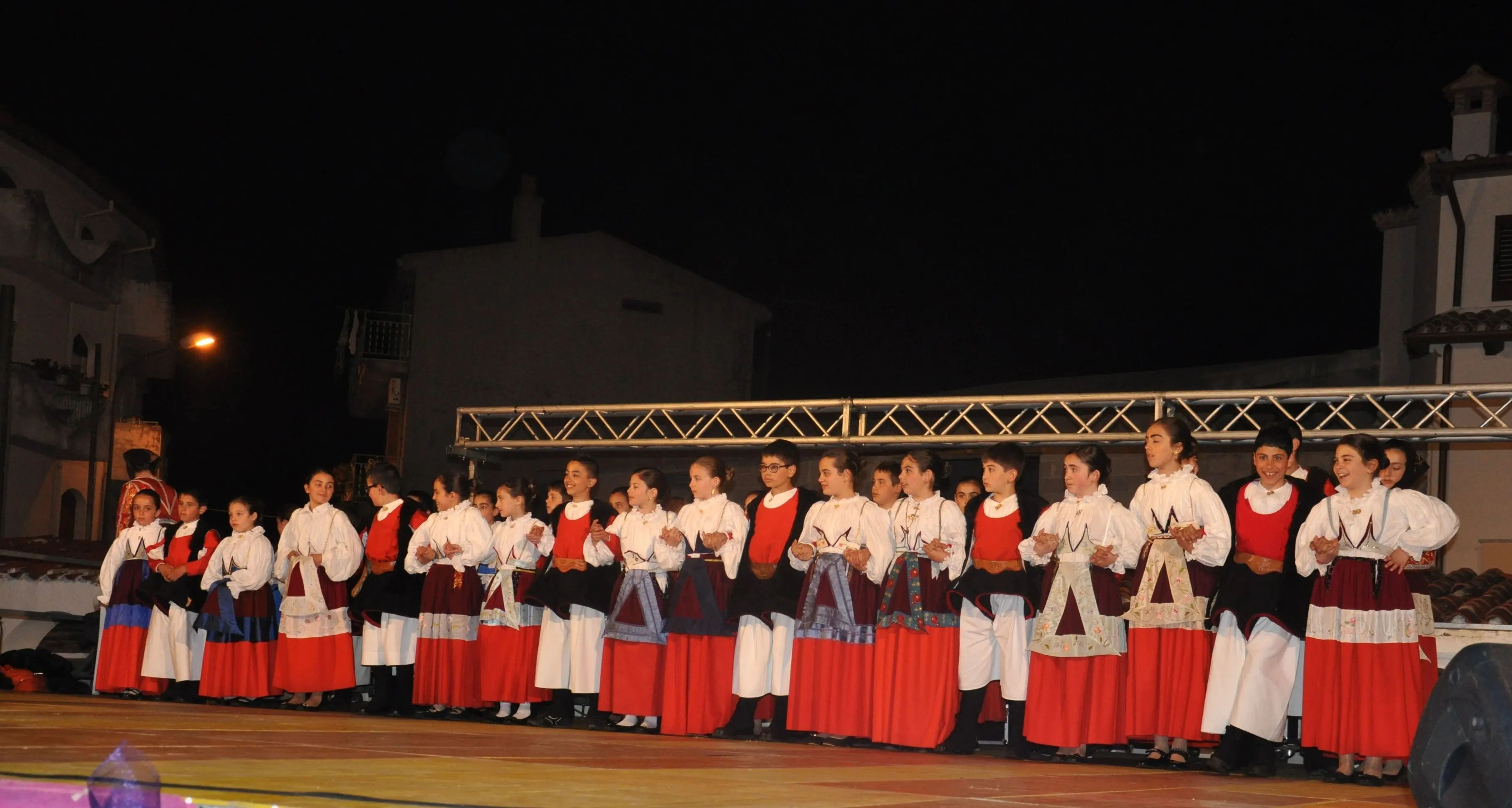 Fonni: Il ballo tondo dei piccoli danzatori. Quaranta bambini sul palco della rassegna delle Tradizioni popolari