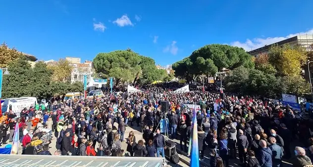 In migliaia si riversano in piazza a Nuoro per rivendicare diritto alla salute