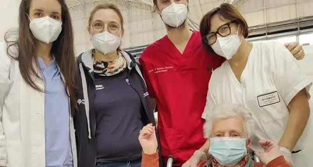 Fa terza dose vaccino a 101 anni: \"Bell'esempio per tutte le generazioni\"
