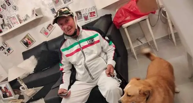 Cagliari. Dormiva in un’auto, al freddo, con il suo cane: scatta la solidarietà per Antonio e Buc
