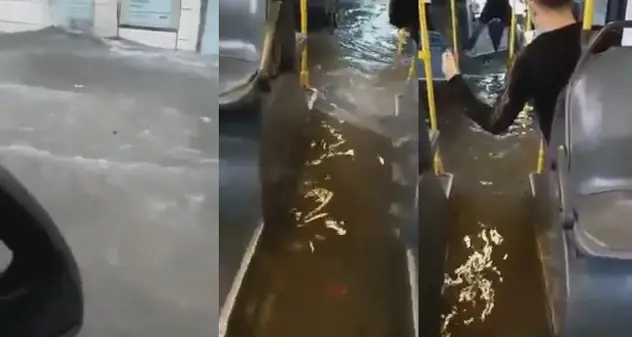 Acqua dentro il bus a Cagliari. I passeggeri increduli: \"Ceh! S'abba intru!\"