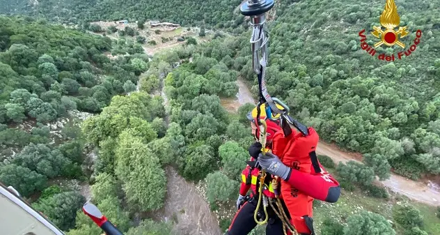 Esondazione torrente a Villa San Pietro: recuperate 5 persone a riparo su albero