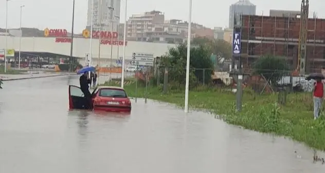 Cagliari. L’automobilista intrappolato nell’auto? Nessuno lo ha aiutato. \"Impegnati solo a fare foto\"