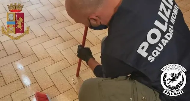 Cagliari. Nasconde le dosi di cocaina nel bastone della scopa: arrestato un 50enne