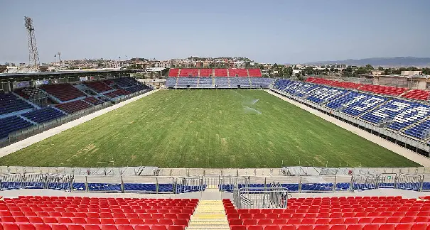 Vittima di un malore, tragedia alla Sardegna Arena. I “tifosi” della Fiorentina: “Devi morire”