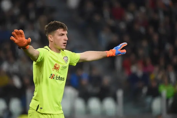 TURIN, ITALY - NOVEMBER 03:  Goalkeeper of Cagliari Alessio Cragno gestures during the Serie A match between Juventus and Cagliari on November 3, 2018 in Turin, Italy.  (Photo by Pier Marco Tacca/Getty Images)