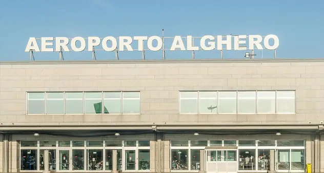 Aeroporto di Alghero, la polizia di frontiera ferma un 41enne su cui pendeva ordine di cattura